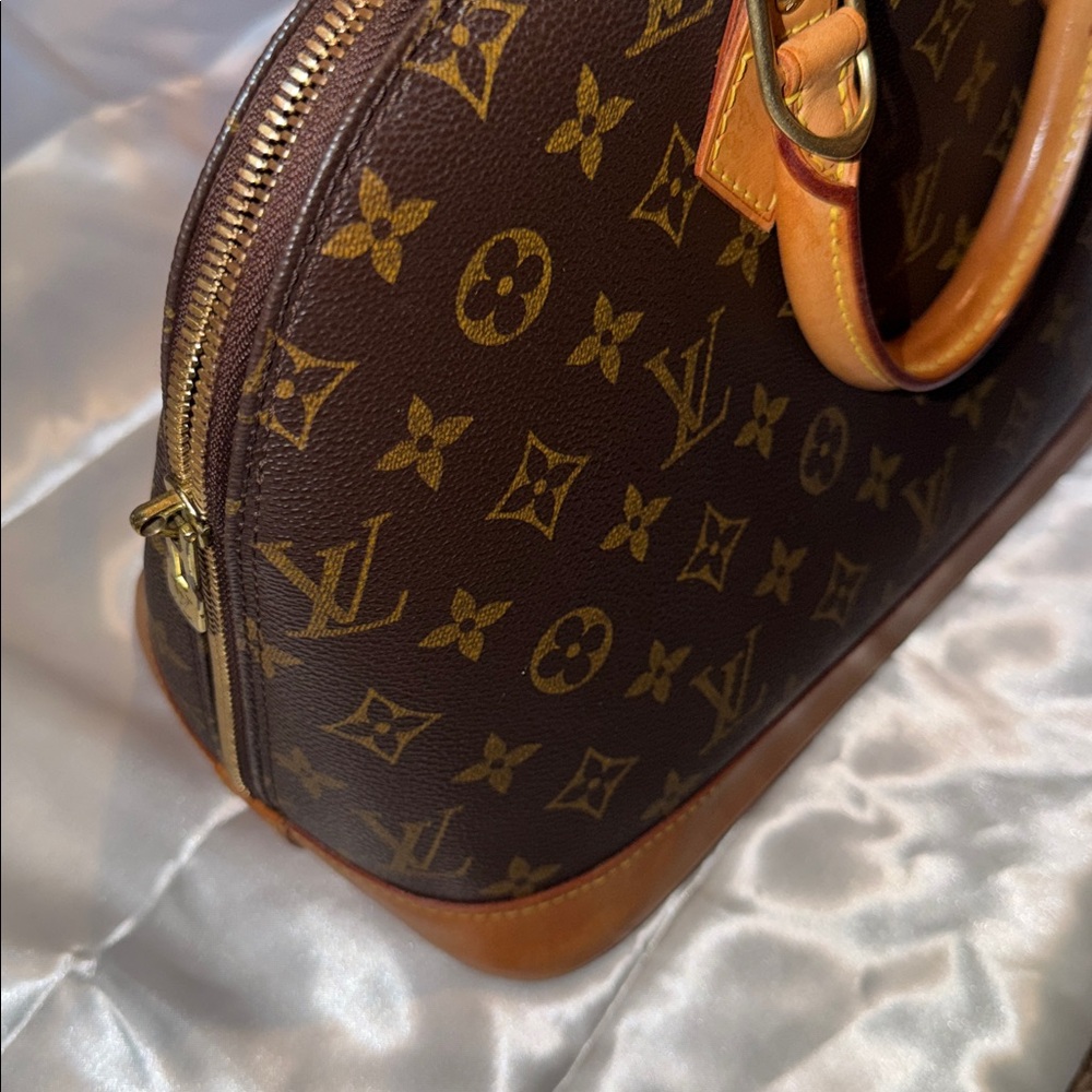 Louis Vuitton Alma Handbag Monogram Canvas 12 - Picture 12 of 12